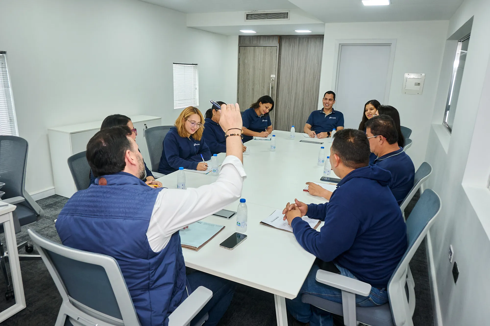 Colaboradores en mesa de trabajo compartida